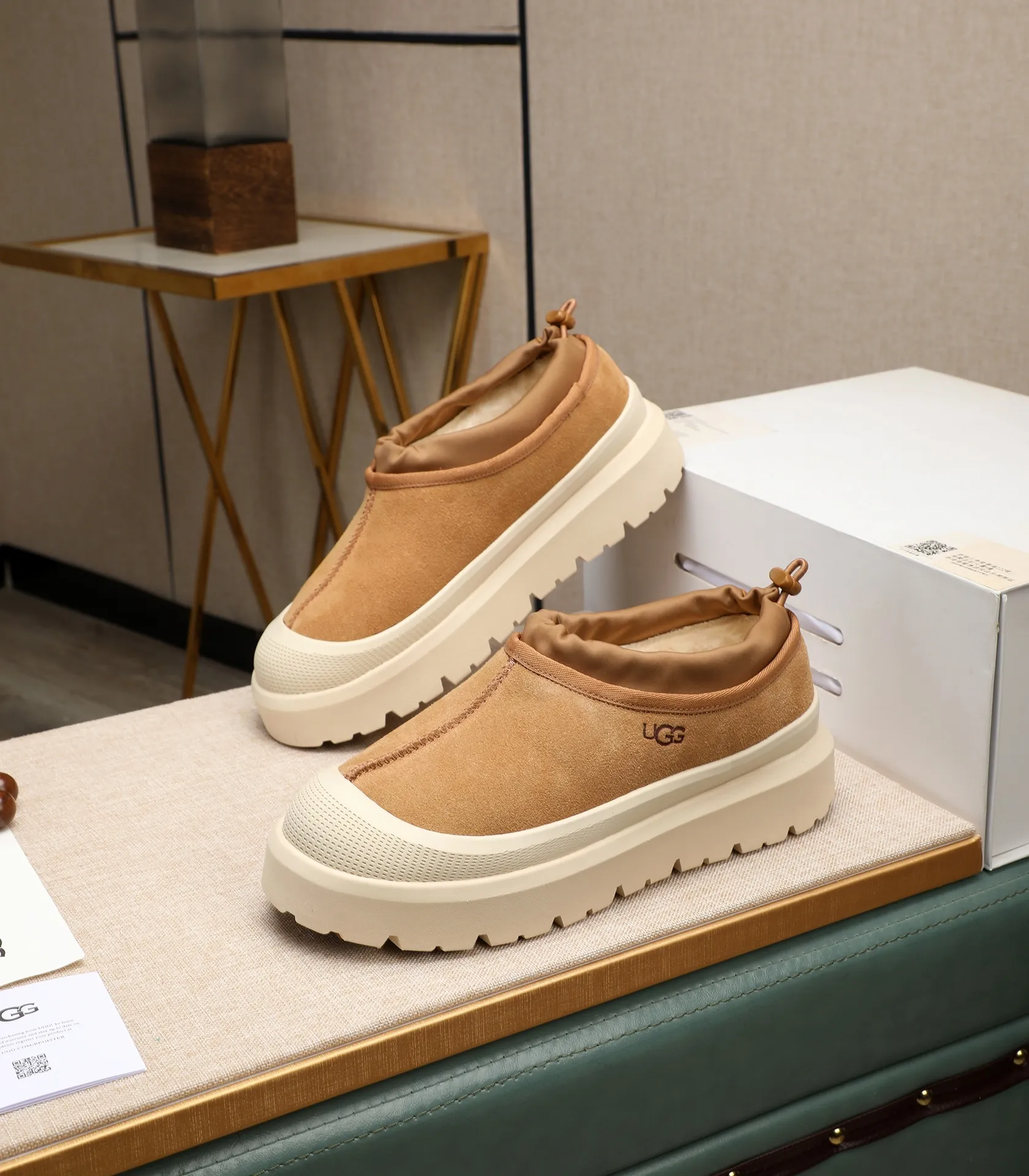 Men's shoes 💰540 (same style for men and women) Please pay attention to the quality of the original order and compare the thickness of the wool 🏮🏮The popular UGG is from Australia's warm luxury brand men's shoes, the official website is synchronized, Beckham men's style..., made of imported first-layer waxed cowhide, waxed toe cap, Australian real wool velvet lining Carefully sewn...Imported rubber Martin boots outsoles (comfortable, soft and wear-resistant). I really like the quality..Exquisite workmanship. You won't be able to put it down at first sight. Sizes 35-44